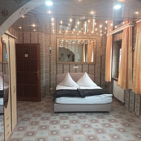 Central Hotel *